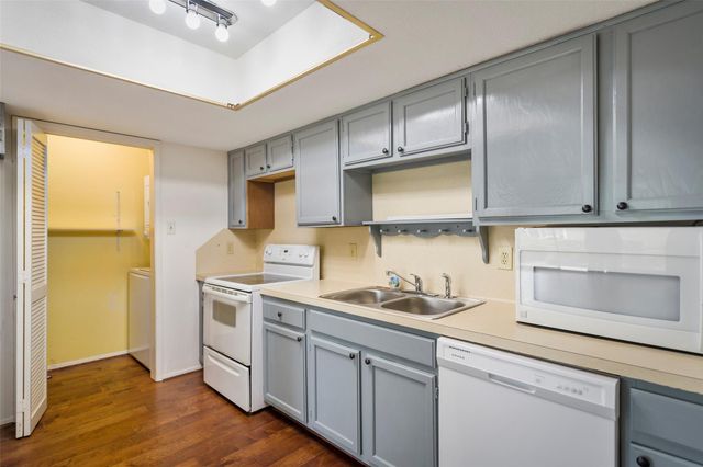 14777 Wunderlich Drive 811, Houston, TX 77069