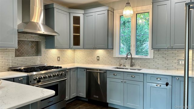 18 20th Avenue, Sea Cliff, NY 11579
