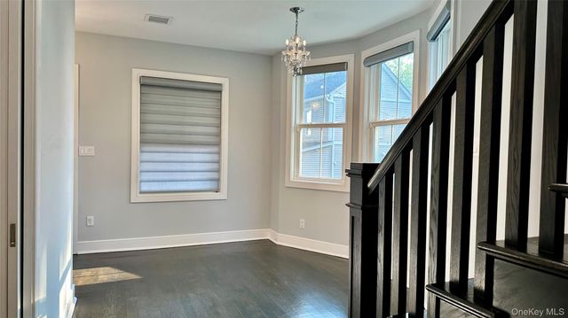 18 20th Avenue, Sea Cliff, NY 11579