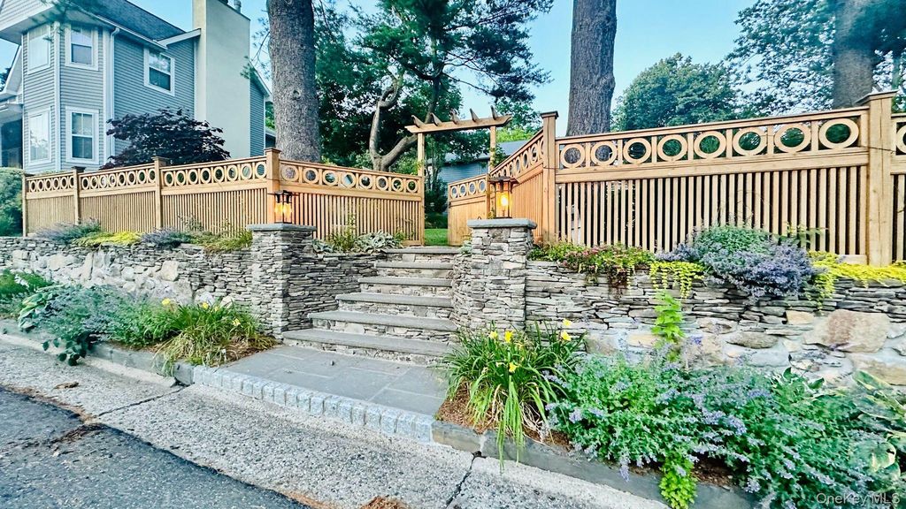 18 20th Avenue, Sea Cliff, NY 11579