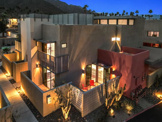 677 E Arenas Road, Palm Springs, CA 92262