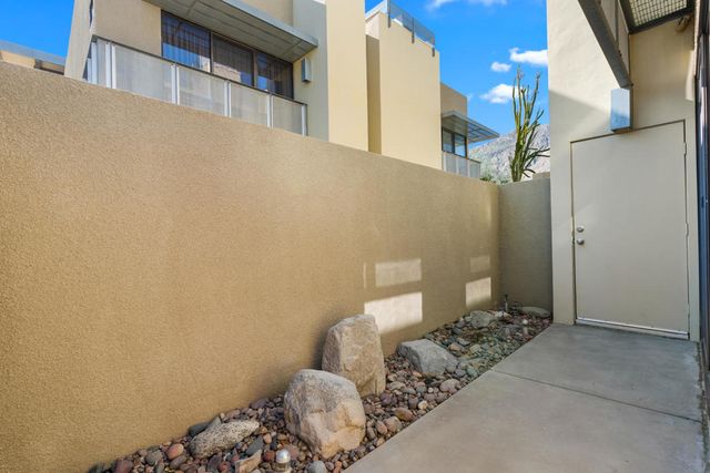 677 E Arenas Road, Palm Springs, CA 92262