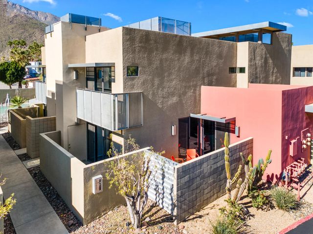 677 E Arenas Road, Palm Springs, CA 92262