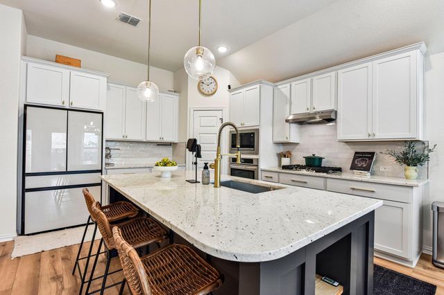 330 Bay Breeze DR, Kyle, TX 78640