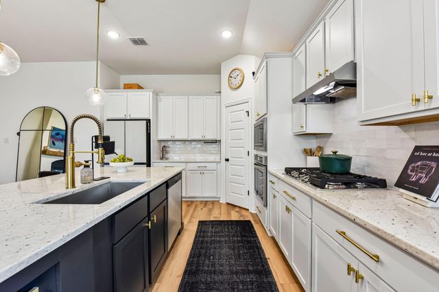 330 Bay Breeze DR, Kyle, TX 78640