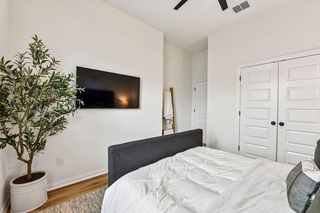 330 Bay Breeze DR, Kyle, TX 78640