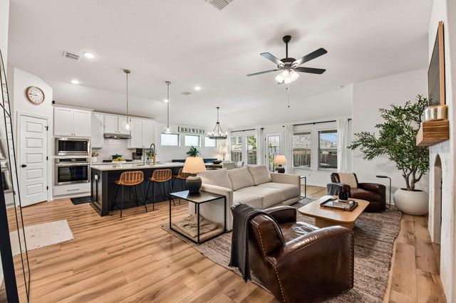 330 Bay Breeze DR, Kyle, TX 78640