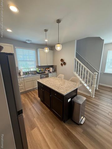 4931 Treeside Lane, Troy, MI 48098