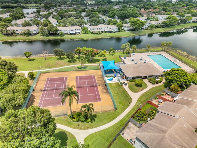 176 NW 106th Terrace, Pembroke Pines, FL 33026