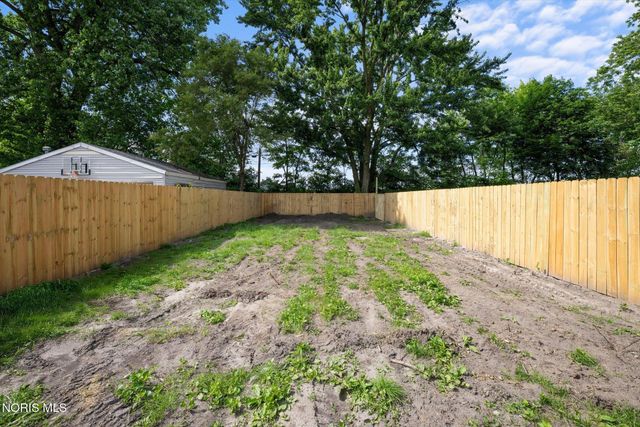 2042 Airline Avenue, Toledo, OH 43609