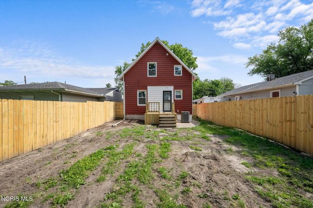 2042 Airline Avenue, Toledo, OH 43609