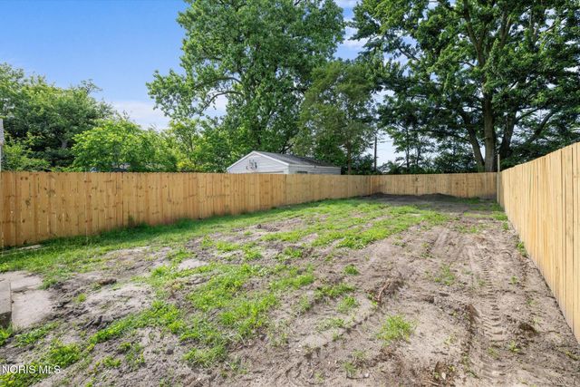 2042 Airline Avenue, Toledo, OH 43609