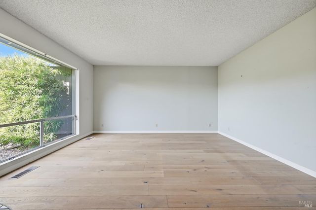 1124 Sunnyslope Dr, Santa Rosa, CA 95404