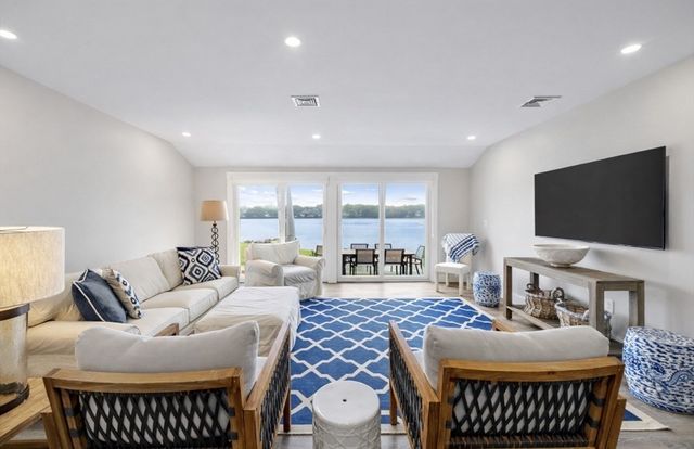 24 Cove St, Wareham, MA 02558