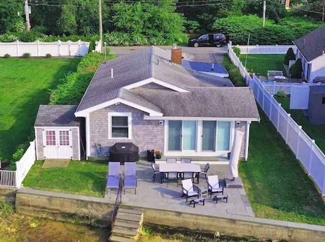 24 Cove St, Wareham, MA 02558
