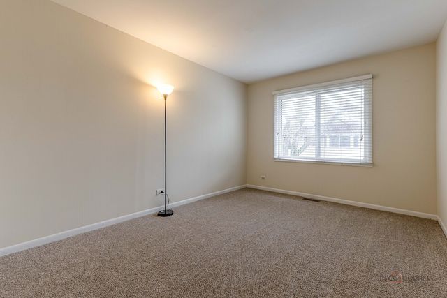 3004 Roberts Drive 8, Woodridge, IL 60517