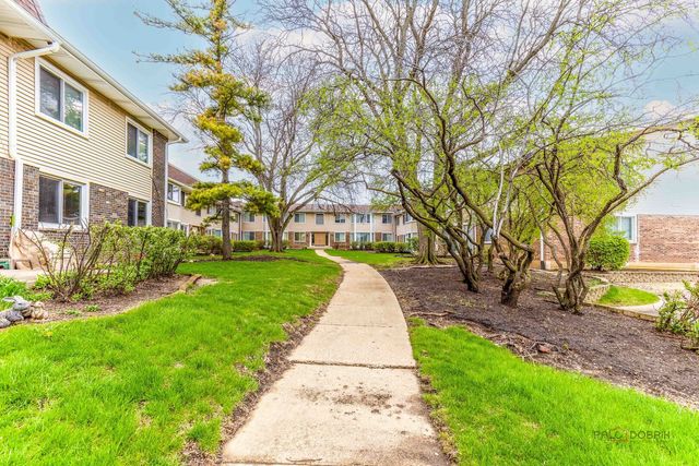 3004 Roberts Drive 8, Woodridge, IL 60517