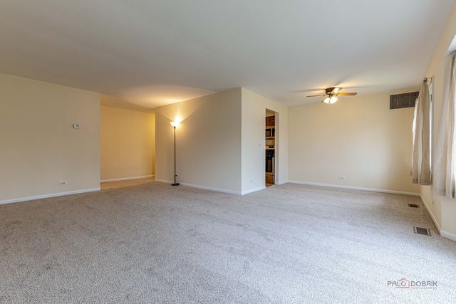 3004 Roberts Drive 8, Woodridge, IL 60517