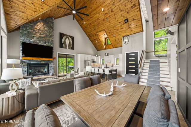 622 Coronation St, Gatlinburg, TN 37738