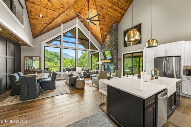 622 Coronation St, Gatlinburg, TN 37738