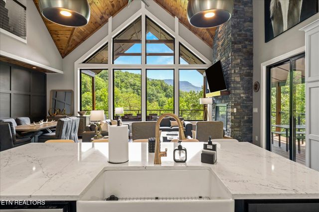 622 Coronation St, Gatlinburg, TN 37738