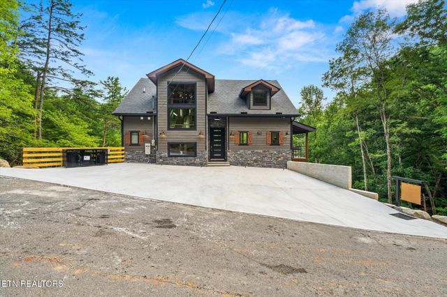 622 Coronation St, Gatlinburg, TN 37738