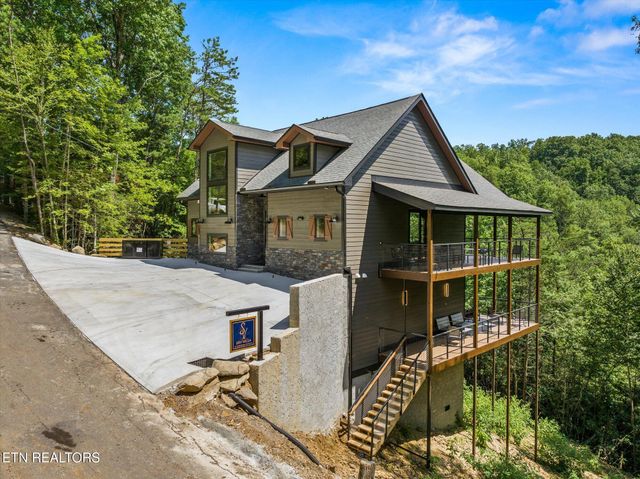622 Coronation St, Gatlinburg, TN 37738