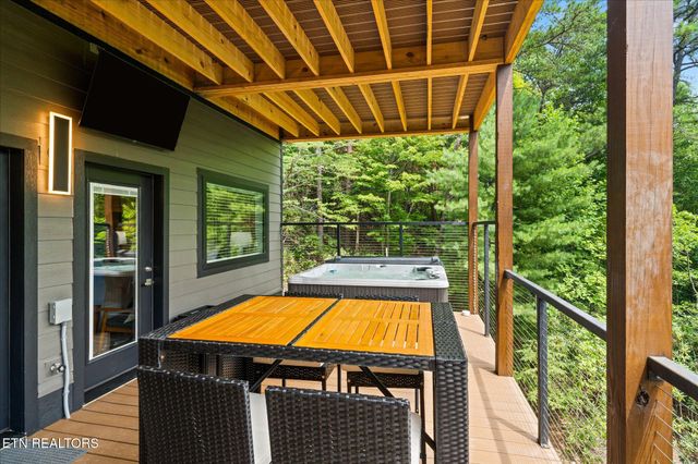 622 Coronation St, Gatlinburg, TN 37738