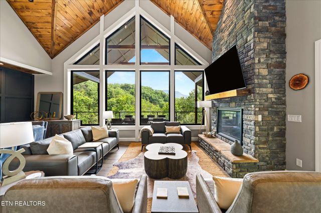 622 Coronation St, Gatlinburg, TN 37738