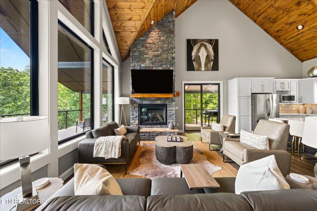 622 Coronation St, Gatlinburg, TN 37738