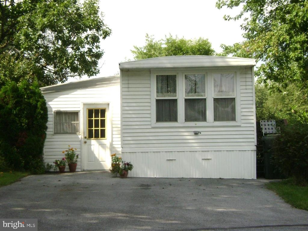 Image 1 of property listing at 512 LIBERTY DR, Mount Wolf, PA 17347