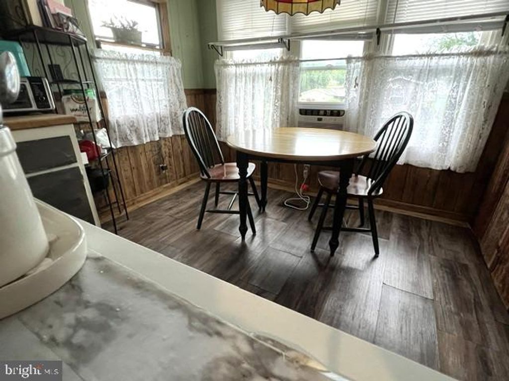 Image 4 of property listing at 512 LIBERTY DR, Mount Wolf, PA 17347