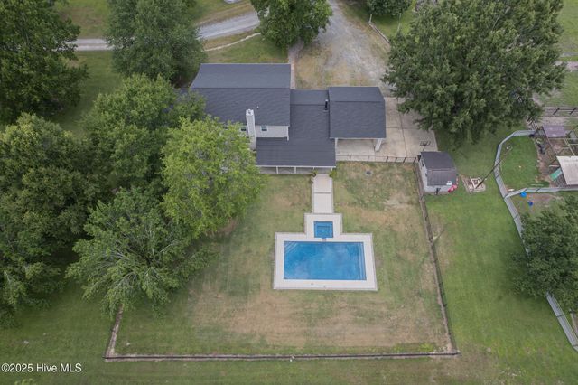 2118 Old Savannah Road, Burgaw, NC 28425