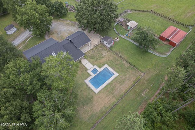 2118 Old Savannah Road, Burgaw, NC 28425