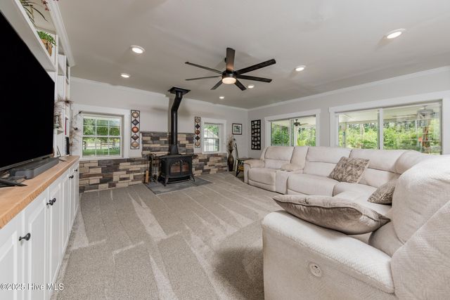 2118 Old Savannah Road, Burgaw, NC 28425