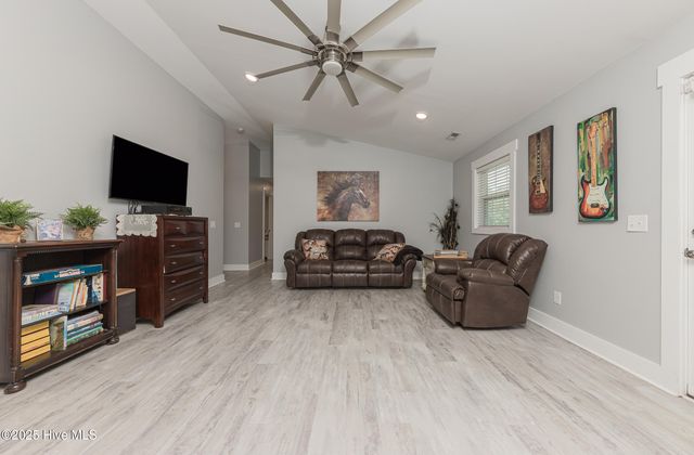 2118 Old Savannah Road, Burgaw, NC 28425