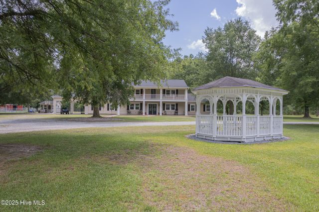 2118 Old Savannah Road, Burgaw, NC 28425