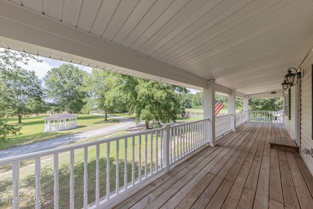 2118 Old Savannah Road, Burgaw, NC 28425