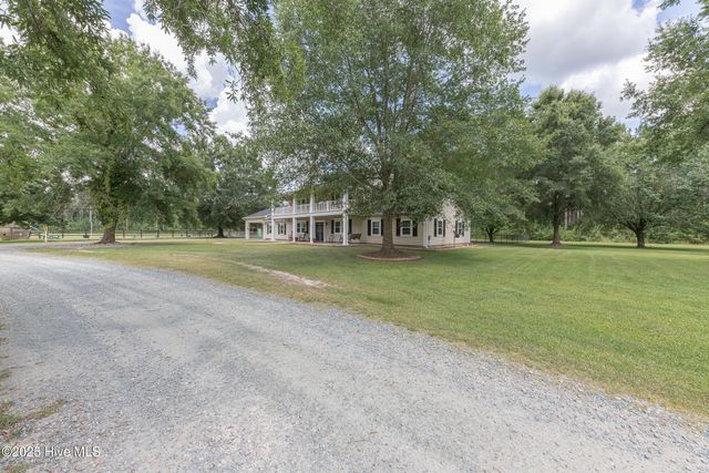 2118 Old Savannah Road, Burgaw, NC 28425