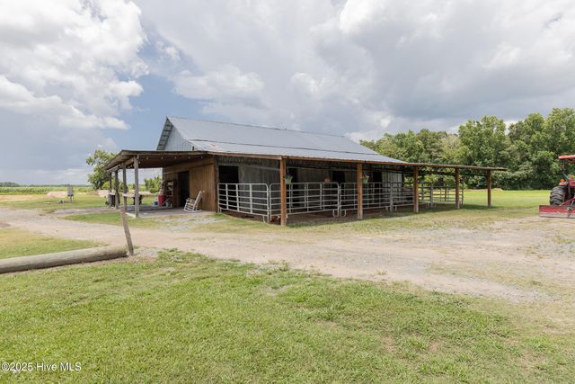 2118 Old Savannah Road, Burgaw, NC 28425