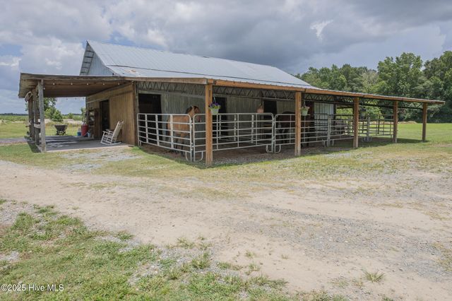 2118 Old Savannah Road, Burgaw, NC 28425