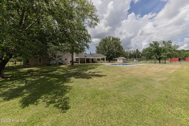 2118 Old Savannah Road, Burgaw, NC 28425