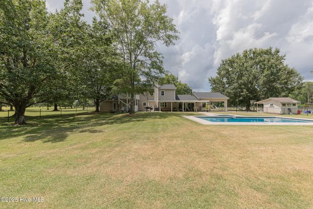 2118 Old Savannah Road, Burgaw, NC 28425