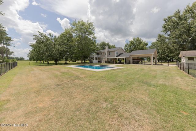 2118 Old Savannah Road, Burgaw, NC 28425