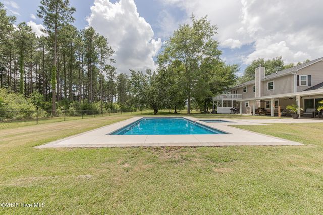 2118 Old Savannah Road, Burgaw, NC 28425