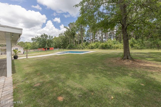 2118 Old Savannah Road, Burgaw, NC 28425