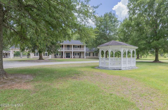 2118 Old Savannah Road, Burgaw, NC 28425