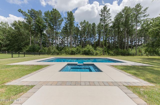 2118 Old Savannah Road, Burgaw, NC 28425
