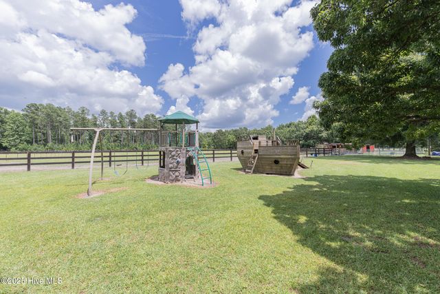 2118 Old Savannah Road, Burgaw, NC 28425