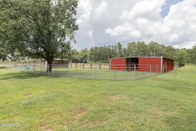 2118 Old Savannah Road, Burgaw, NC 28425